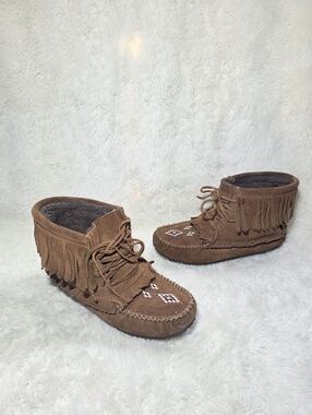 Manitobah Mukluks Harvester Suede Beaded Ankle Boots Vibram Sole Oak Tan L8